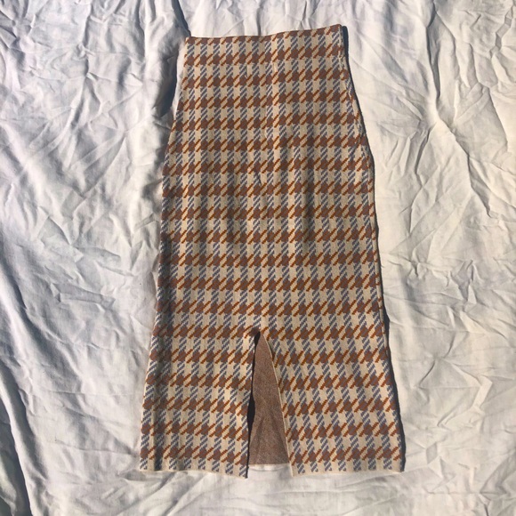 Fitted skirt with back slit - Picture 4 of 5